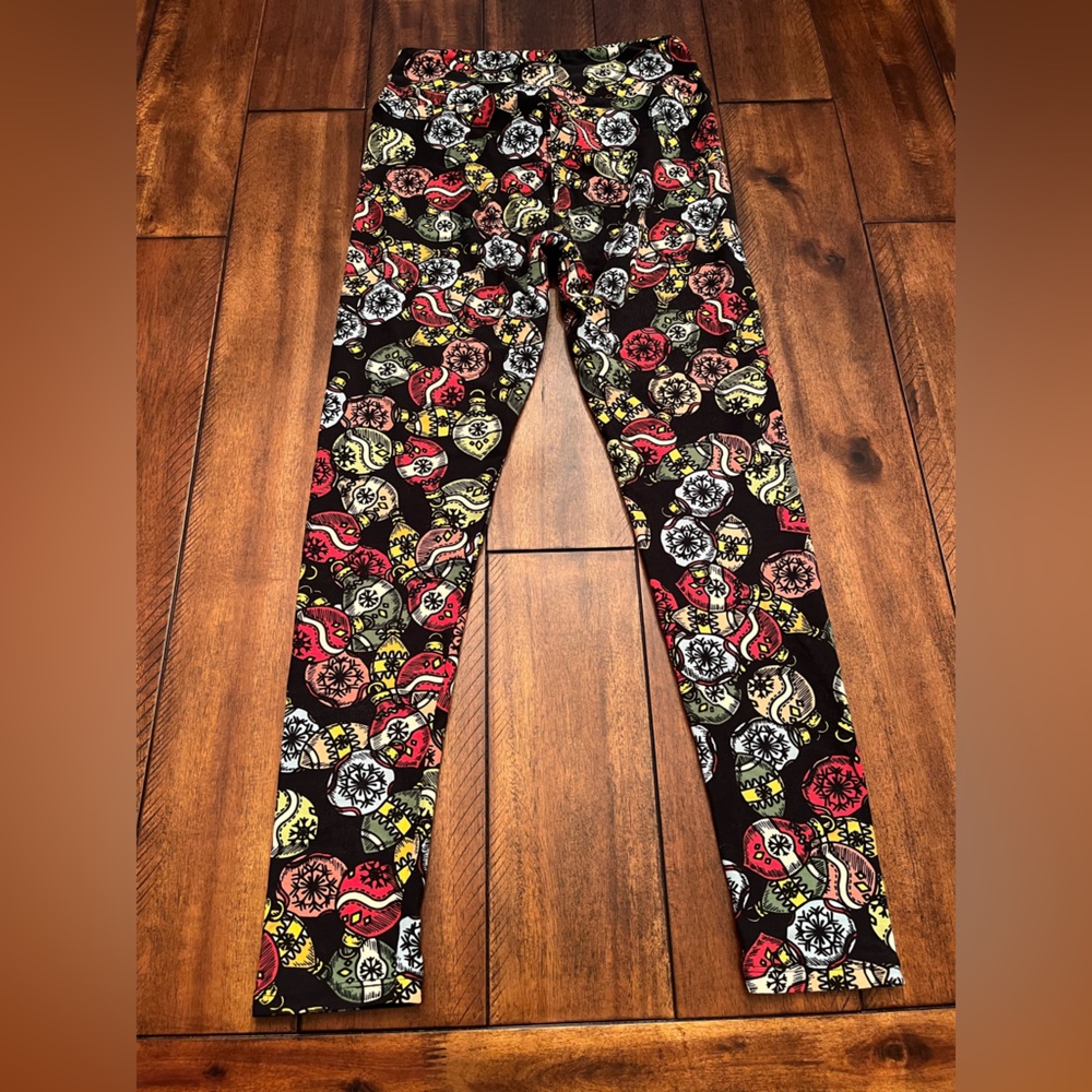 Lularoe Leggings “one size”.  Lightly used. Christmas ornaments.